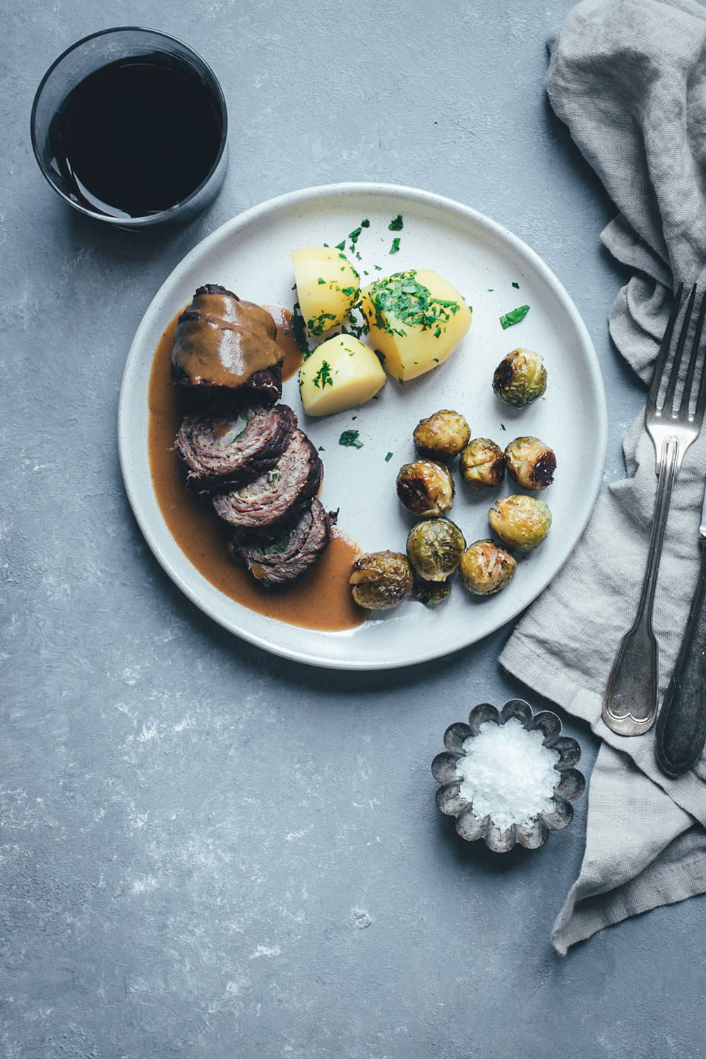 Klassische Rinderrouladen mit Rotweinsauce und Petersilienkartoffeln -  moey\'s kitchen foodblog