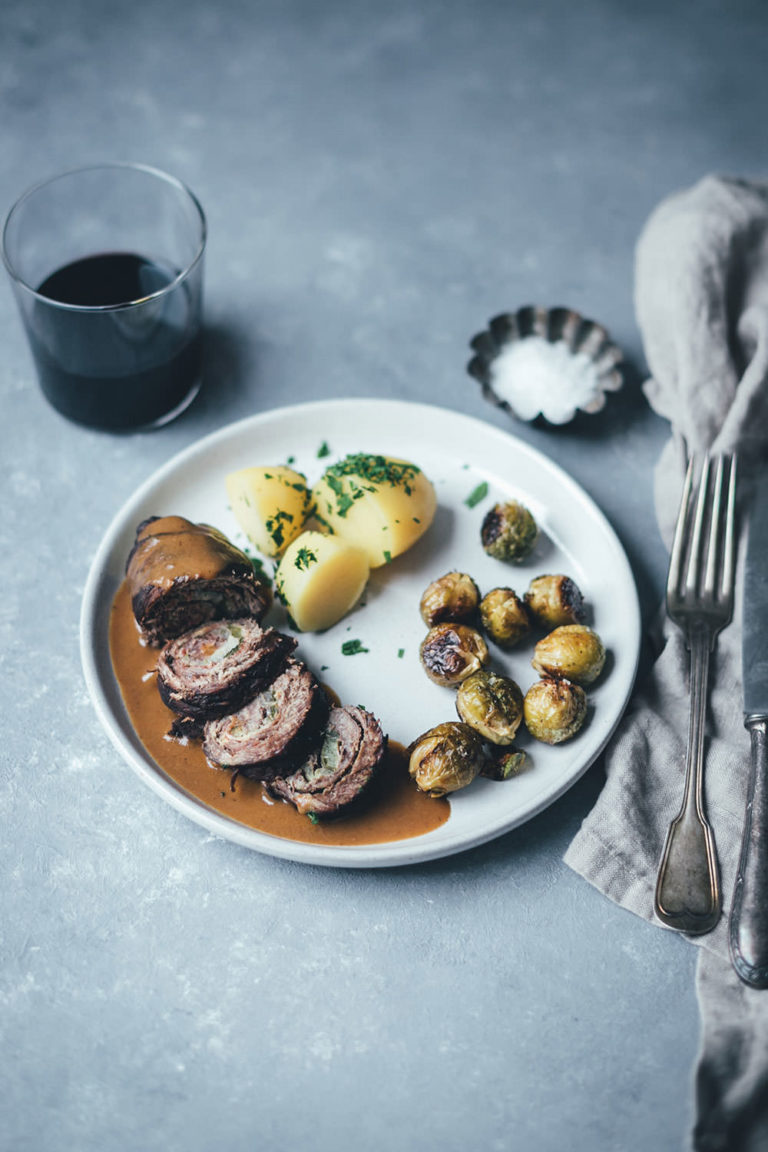 Klassische Rinderrouladen mit Rotweinsauce und Petersilienkartoffeln ...