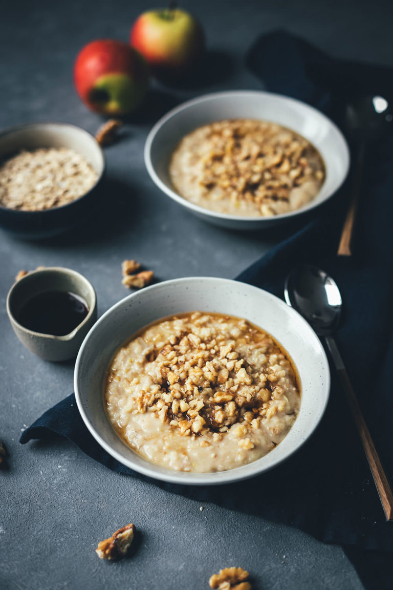 Apfel-Porridge mit Walnüssen und Ahornsirup – Rezept mit und ohne