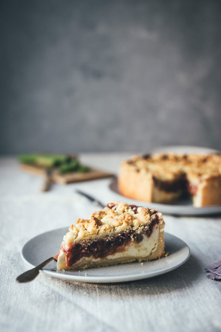 Rhabarber-Käsekuchen mit Streuseln - moey's kitchen foodblog