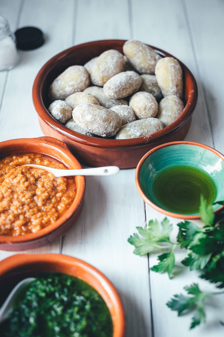 Papas arrugadas con mojo – spanische Runzelkartoffeln mit grüner und ...