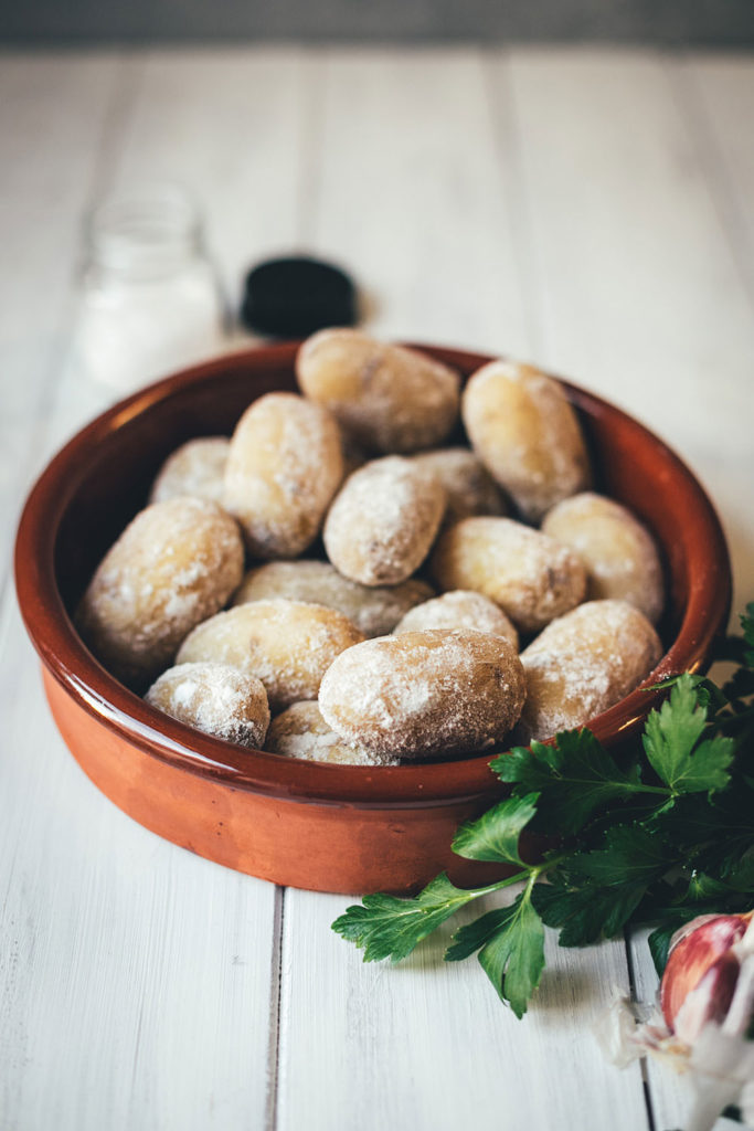 Papas arrugadas con mojo – spanische Runzelkartoffeln mit grüner und ...