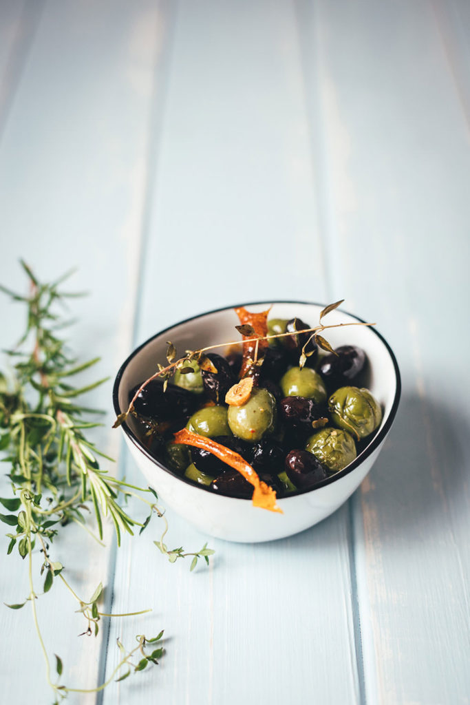 Warme Oliven mit Kräutern, Knoblauch und Orangenschale - moey&amp;#39;s kitchen ...