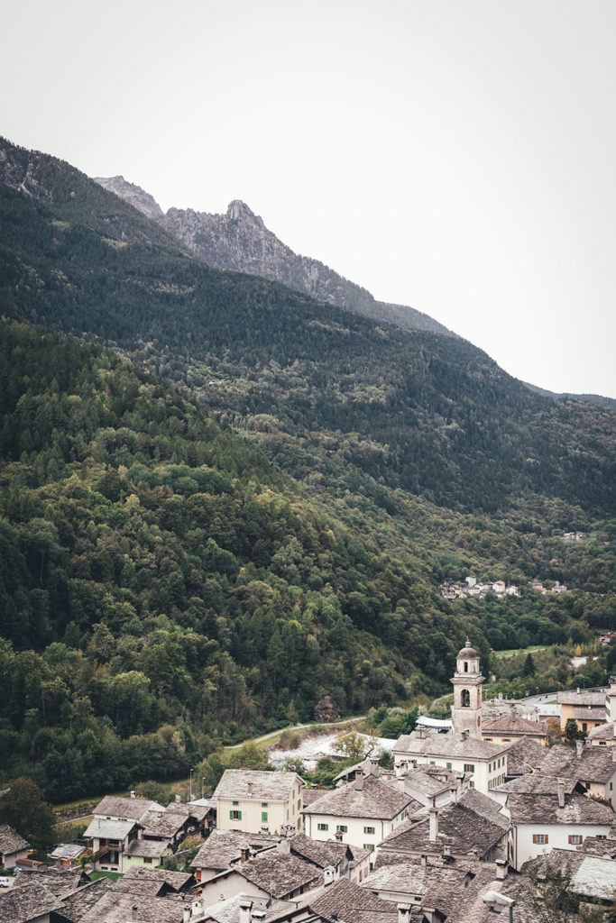 Blick über Castasegna an der Grenze zu Italien, Graubünden in der Schweiz | moeyskitchen.com #castasegna #schweiz #graubünden #reise #reisebericht #blog