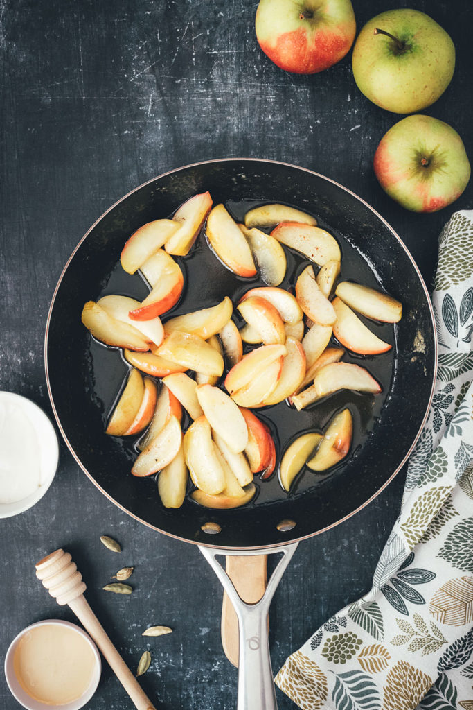 Dutch Baby Pancake – Ofenpfannkuchen mit Honig-Kardamom-Äpfeln und ...