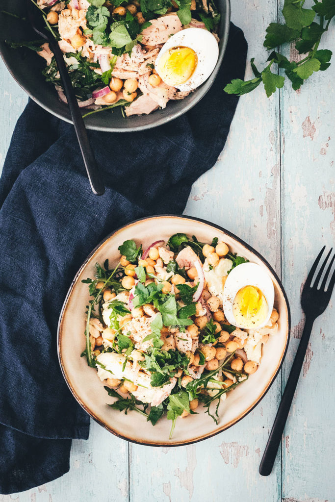 Der perfekte Lunch im Homeoffice: schneller Kichererbsen-Thunfisch-Salat mit Mozzarella, Rucola, Ei und noch ein paar weiteren tollen Zutaten! Gerade im Homeoffice oder beim Homeschooling muss es zum Mittagessen am Schreibtisch schnell gehen. Und darf nicht zu schwer sein, damit man nicht dieses typische Mittagstief bekommt und ins Fresskoma fällt. Der Salat ist dank vielen Proteinen super sättigend und doch eher low carb, da er keine stärkehaltigen Sättigungsbeilagen enthält. Und er ist super vielseitig und wandelbar. | moeyskitchen.com