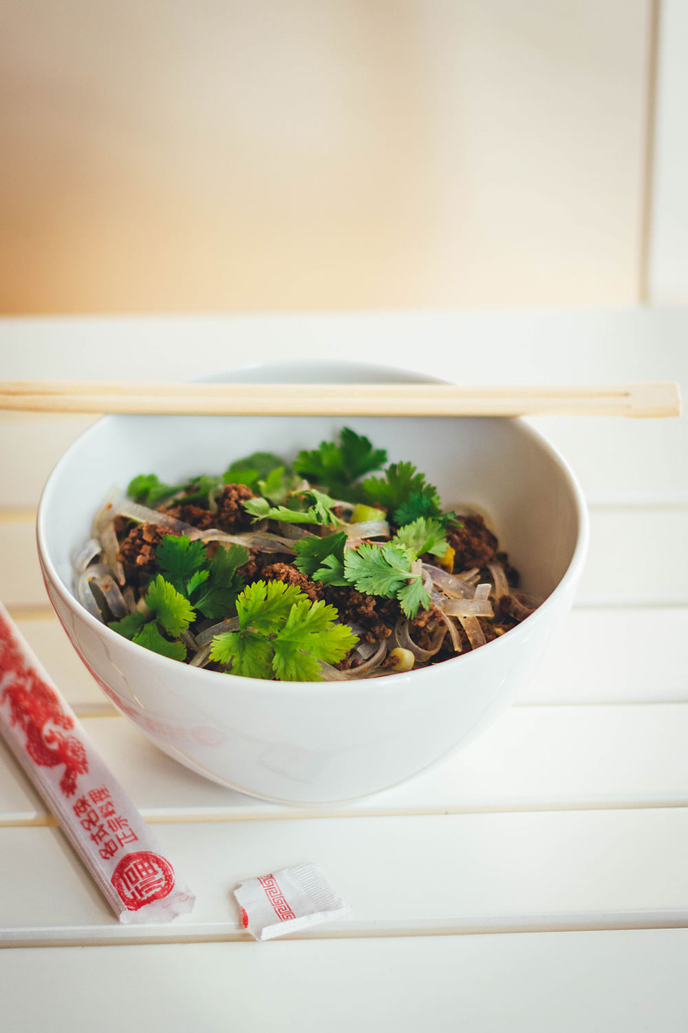 Unkompliziertes und super schnelles Rezept für einen leckeren Thai-Nudelsalat. Mit breiten Reisnudeln, knusprig gebratenem Bio-Rinderhack, einem Dressing aus Limettensaft, Sesamöl und Fischsauce, Koriander und Frühlingszwiebeln | moeyskitchen.com