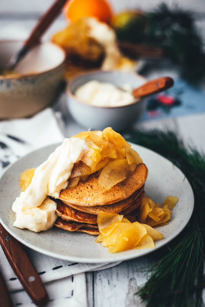 Lebkuchen-Pancakes mit warmen Äpfeln und Ahornsirup-Orangen-Frischkäse ...