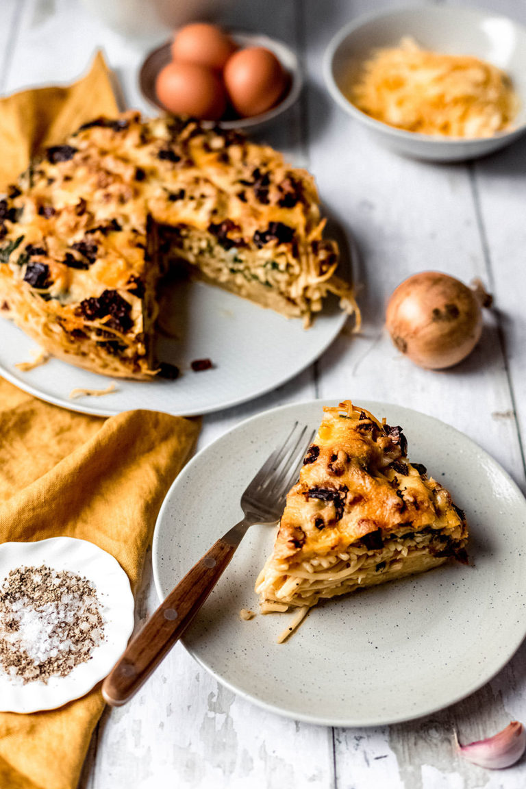 Herzhafter Spaghetti-Kuchen Mit Frischem Spinat Und Getrockneten ...