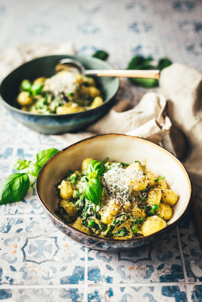 Rezept für schnelle Gnocchi-Pfanne mit Erbsen, Spinat und Pesto | Blitz-Gericht – in 15 Minuten auf dem Tisch | moeyskitchen.com