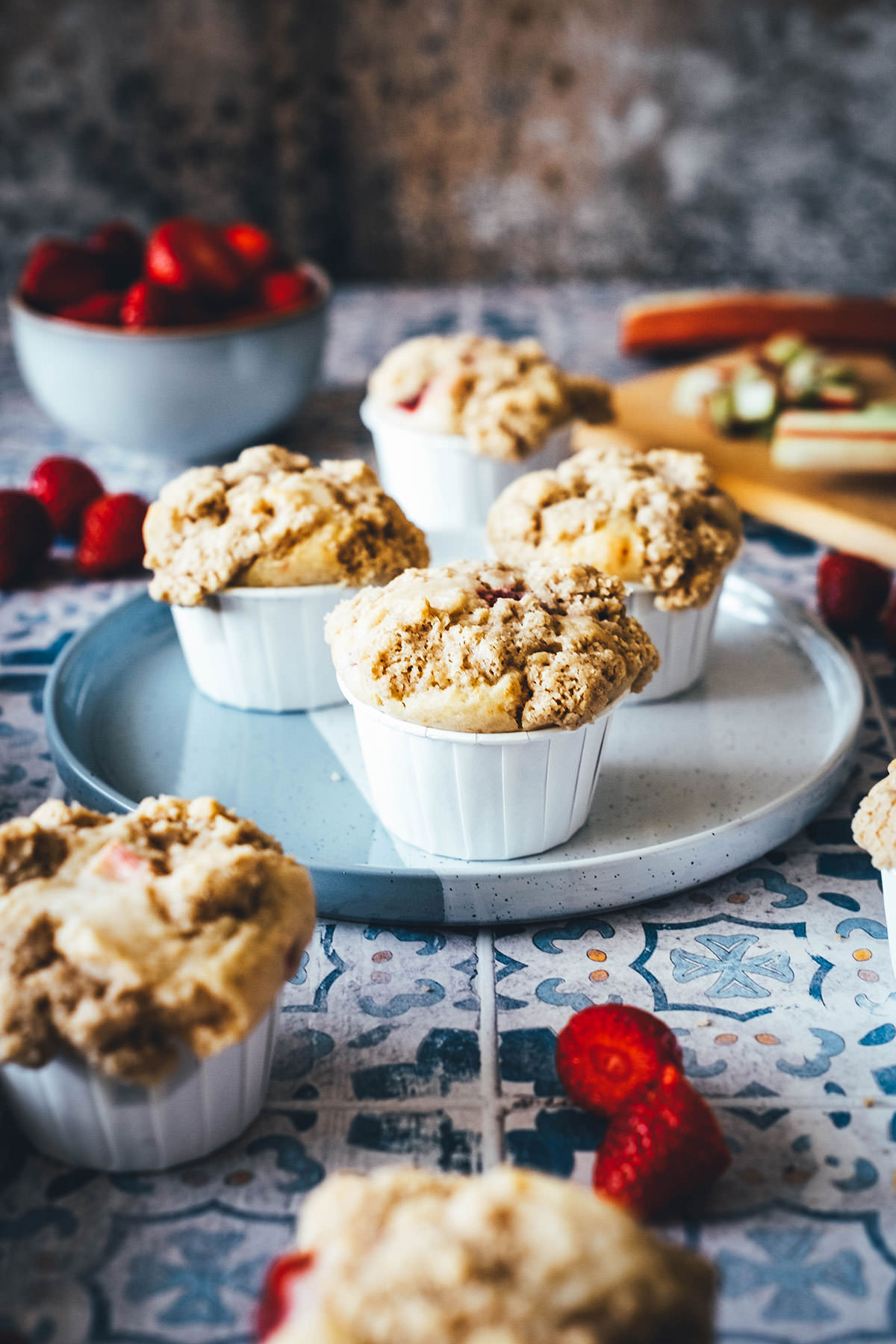 Erdbeer-Rhabarber-Muffins mit Streuseln - moey&amp;#39;s kitchen foodblog