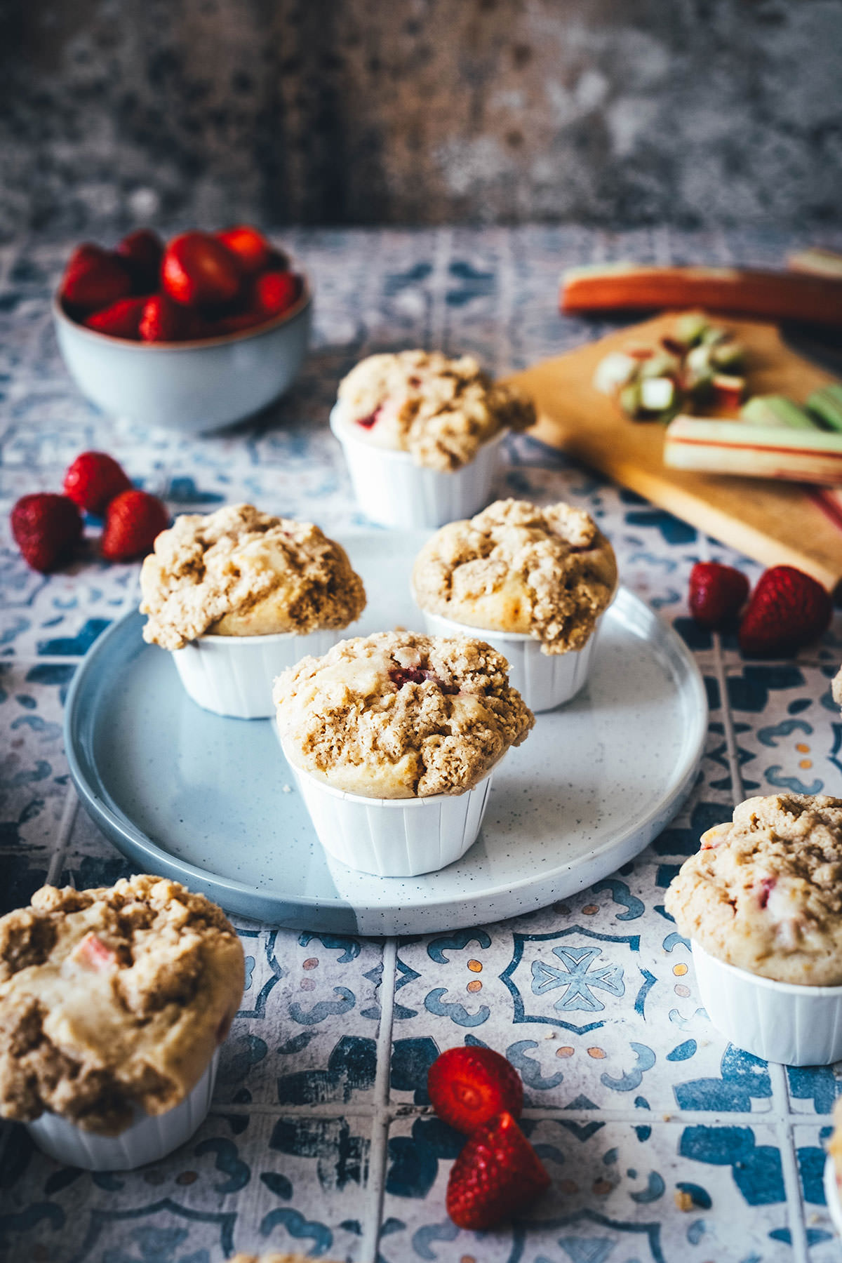 Erdbeer-Rhabarber-Muffins mit Streuseln - moey&amp;#39;s kitchen foodblog