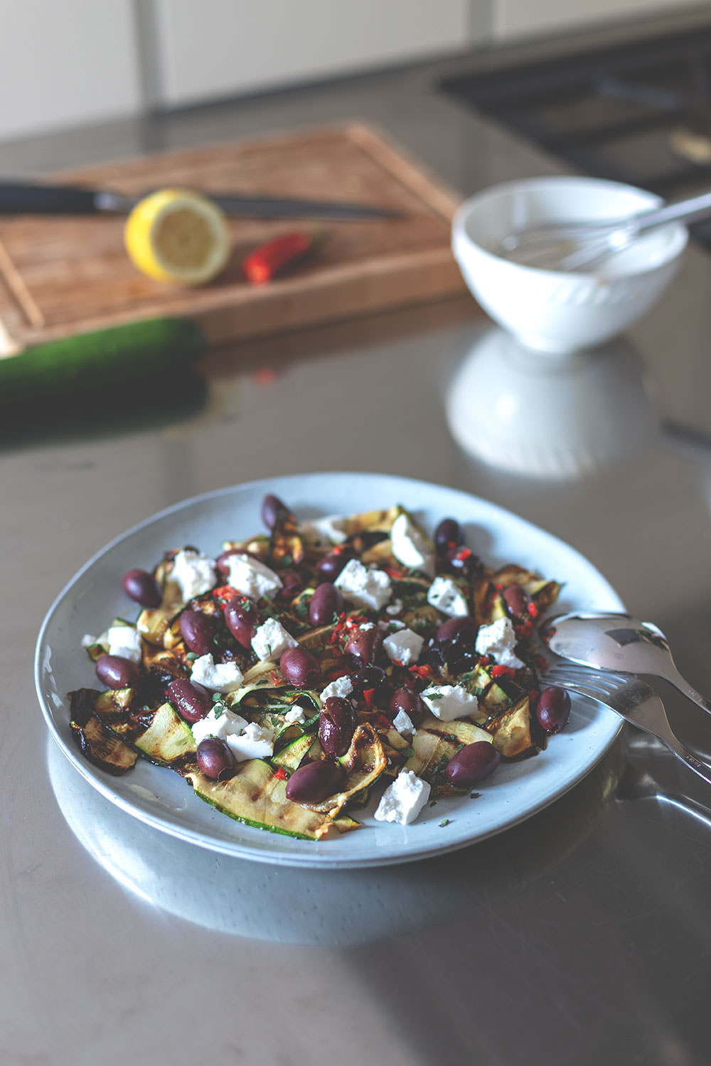 Rezept für gegrillten Zucchini-Salat mit Kalamata-Oliven und Ziegenfrischkäse | moeyskitchen.com