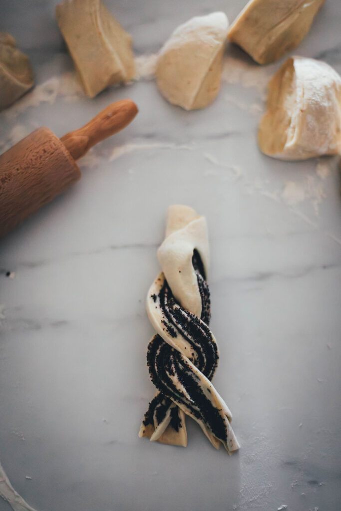 Rezept für super saftige Mohnschnecken aus Hefeteig mit selbst gemachter Mohnfüllung! Super einfach gebacken und so lecker! | moeyskitchen.com