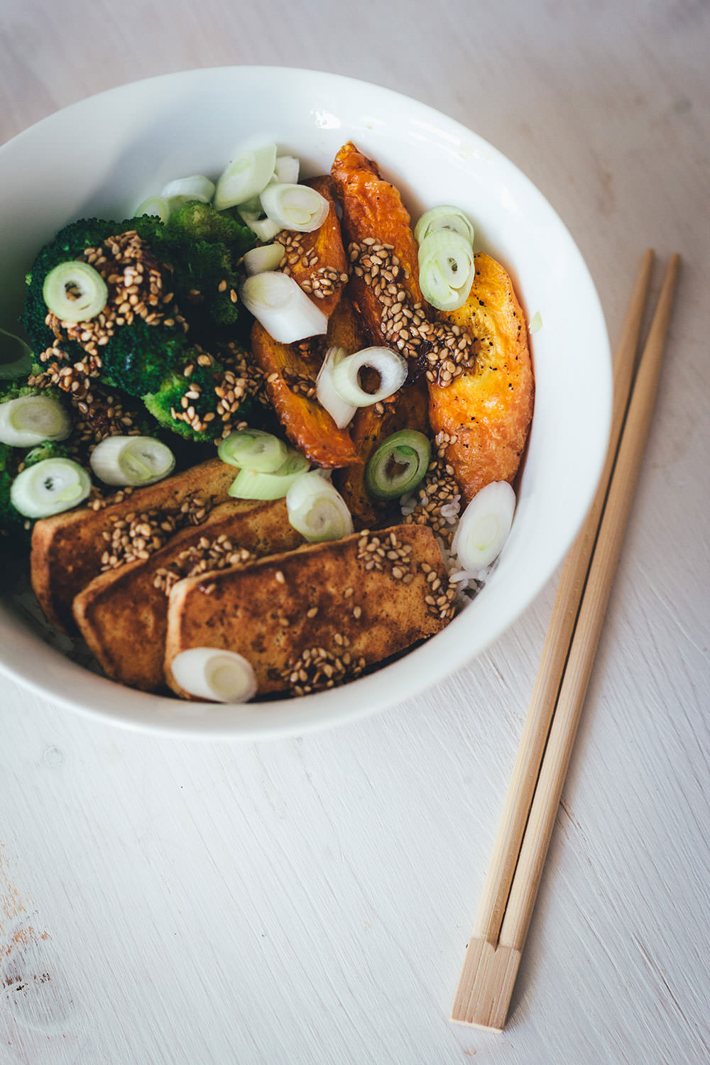 Rezept für vegane Bowl mit Reis, ofengerösteten Möhren, gedünstetem Brokkoli und knusprigem Tofu | moeyskitchen.com