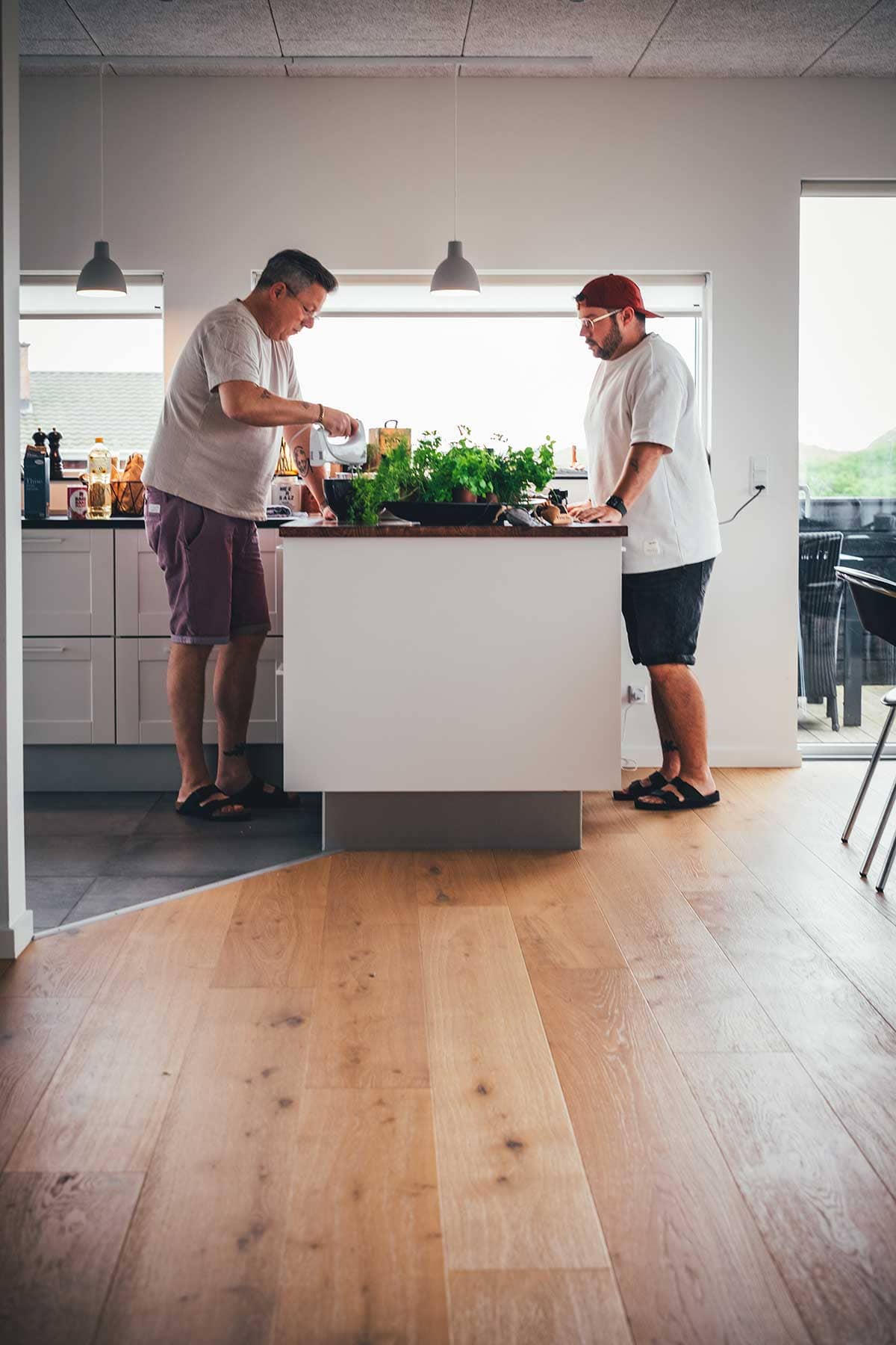Unser letzter Tag auf Fanø steht ganz im Zeichen des Kochens. In unserem gemütlichen und liebgewonnen Ferienhaus bereitet jeder von uns ein besonders Rezept mit den lokalen Zutaten von Fanø zu. | moeyskitchen.com