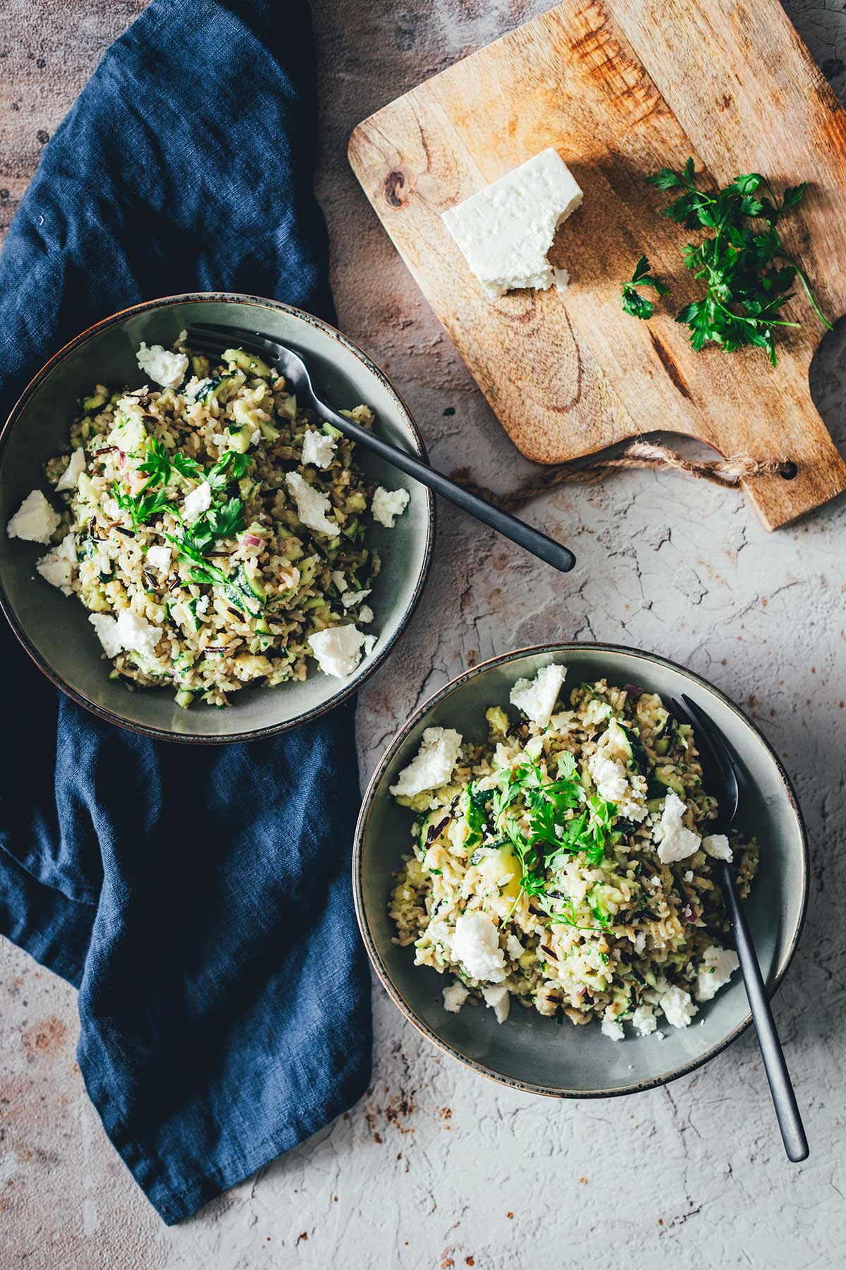 Schnelles Rezept für leckeren Reissalat aus dem Thermomix. Sommerlich frisch mit Zucchini und Feta. Frisch, leicht und sättigend und damit perfekt für den Lunch und eine tolle Alternative zu Kartoffelsalat oder Nudelsalat! | moeyskitchen.com