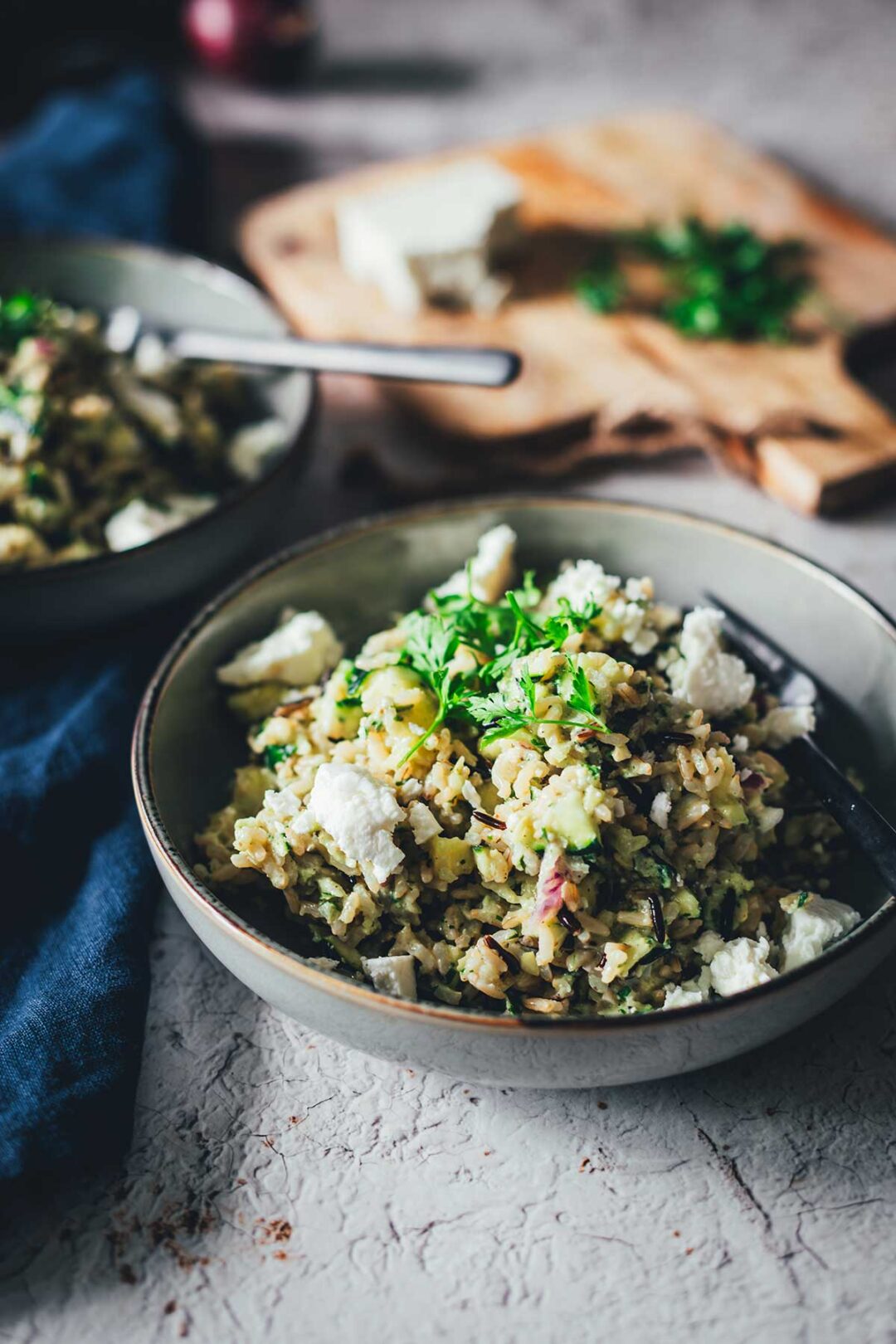 Schnelles Rezept für leckeren Reissalat aus dem Thermomix. Sommerlich frisch mit Zucchini und Feta. Frisch, leicht und sättigend und damit perfekt für den Lunch und eine tolle Alternative zu Kartoffelsalat oder Nudelsalat! | moeyskitchen.com