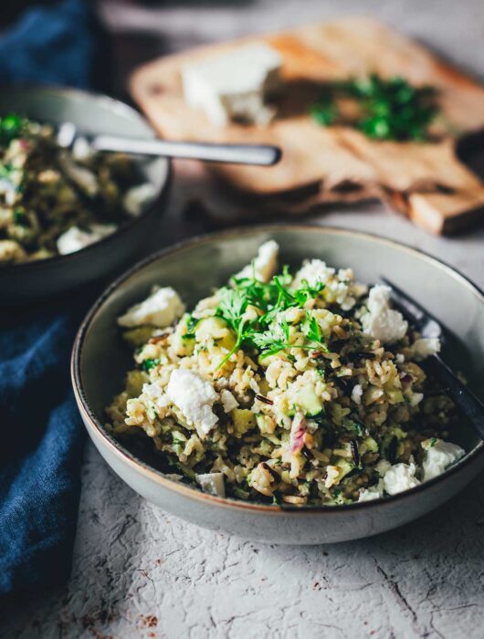 Schnelles Rezept für leckeren Reissalat aus dem Thermomix. Sommerlich frisch mit Zucchini und Feta. Frisch, leicht und sättigend und damit perfekt für den Lunch und eine tolle Alternative zu Kartoffelsalat oder Nudelsalat! | moeyskitchen.com