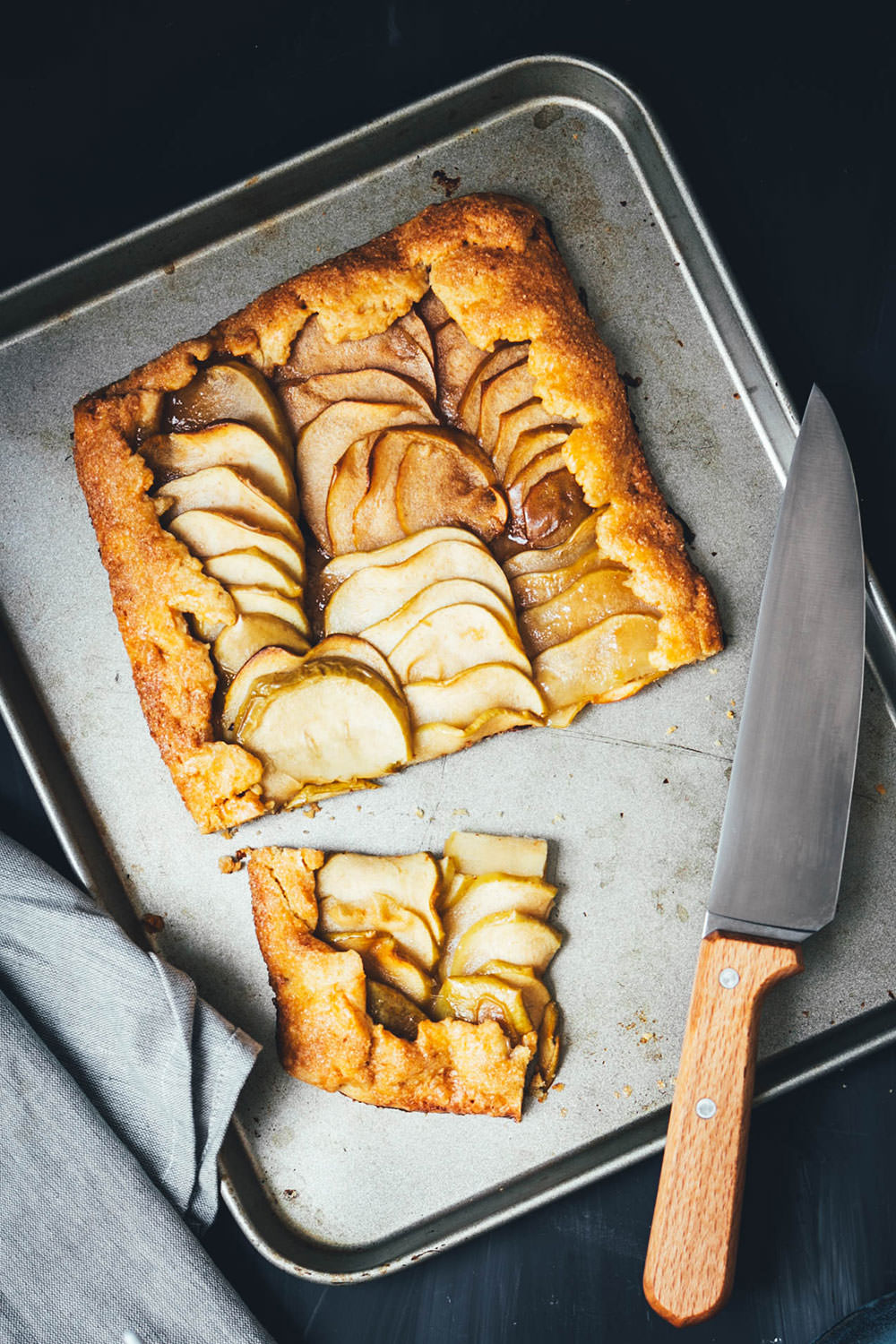 Rezept für rustikale Apfel-Galette mit Ahornsirup-Salzkaramell und Ahornsirup-Sahne | Eine Galette ist der perfekte Apfelkuchen für den Herbst und Winter – ganz unkompliziert und einfach zubereitet! | moeyskitchen.com