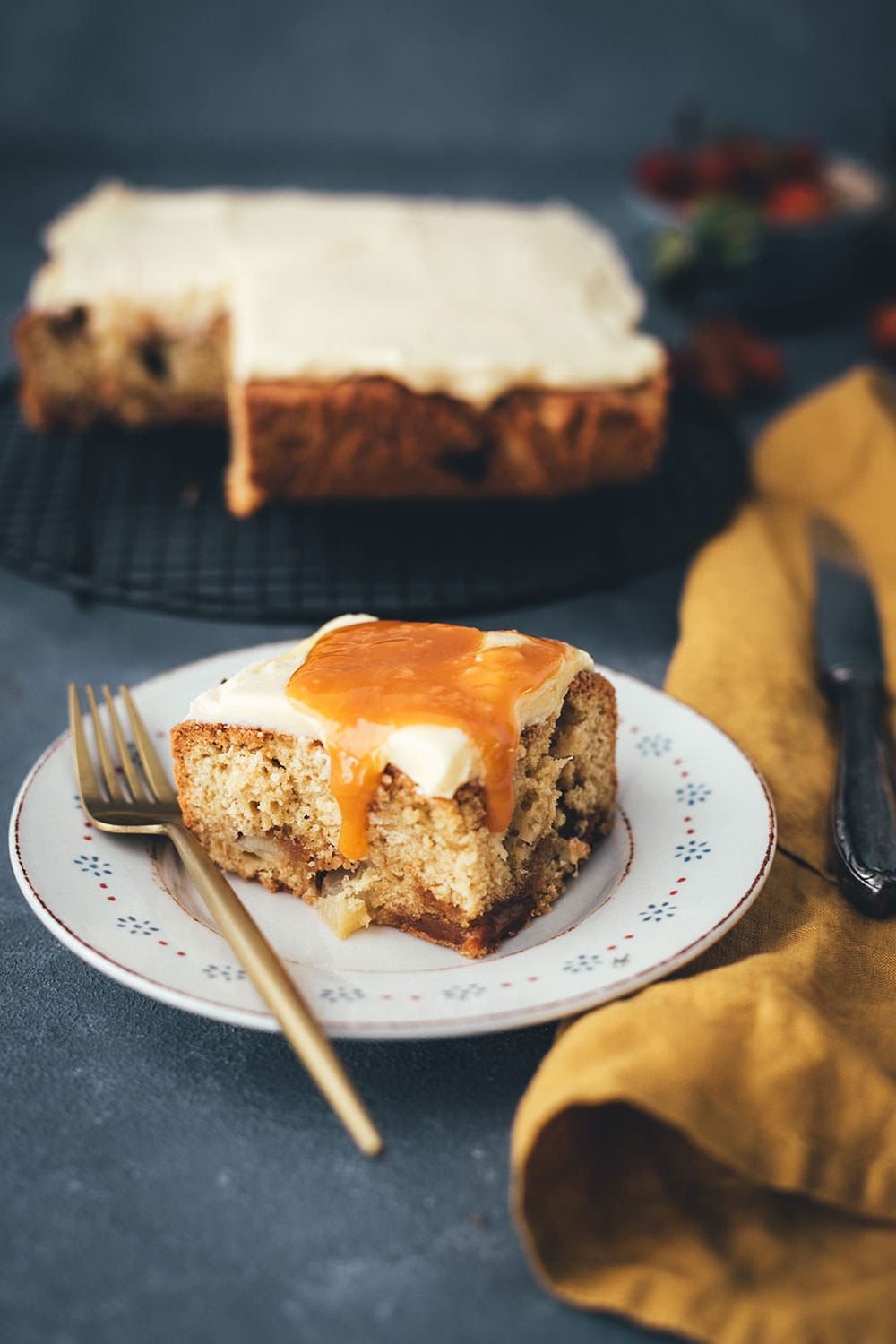 Rezept für leckeren Apfel-Karamell-Kuchen | saftiger Apfelkuchen mit Karamellbonbons, Karamellsauce und Frosting | moeyskitchen.com