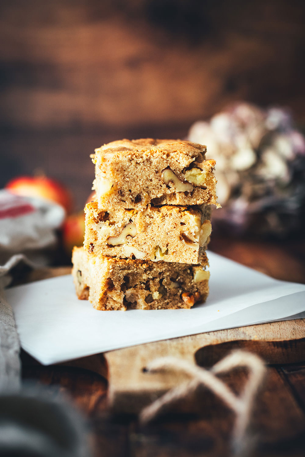 Saftige Apfel-Schnitten mit Ahornsirup, Walnüssen und brauner Butter – duftender, köstlicher Apfelkuchen für den Herbst. Mit nur wenigen Zutaten zusammengerührt und schnell gebacken. Mit etwas Schlagsahne oder Vanilleeis serviert ein absoluter Kuchen-Traum! | moeyskitchen.com