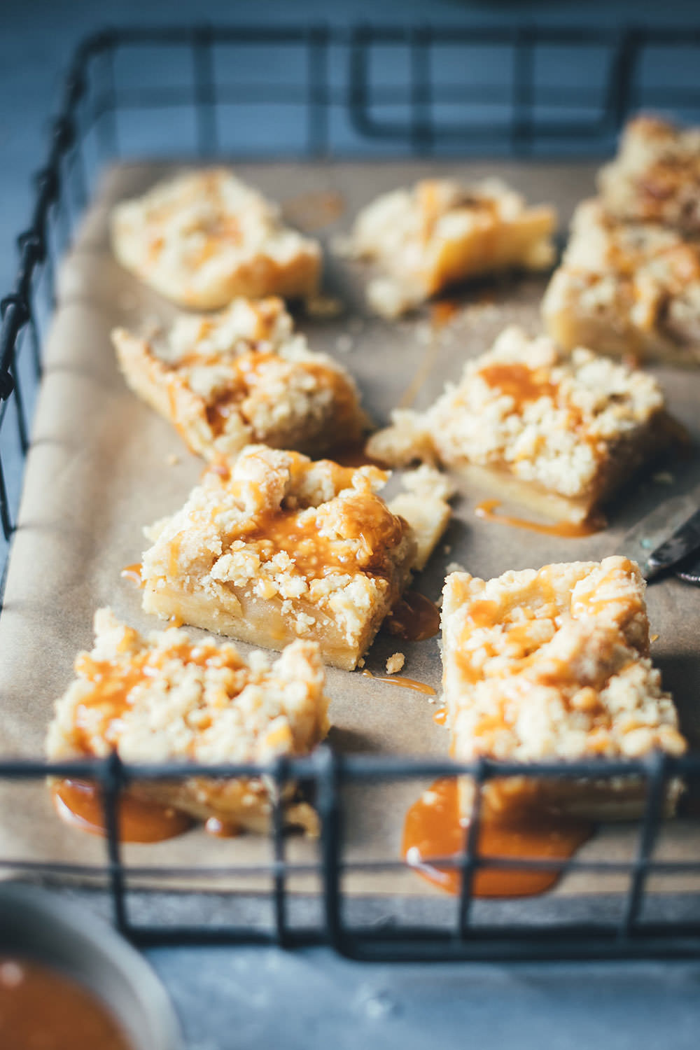 Rezept für Salted Caramel Apple Pie Streusel Bars | saftiger Apfelkuchen mit Streuseln und Salzkaramell-Sauce | moeyskitchen.com