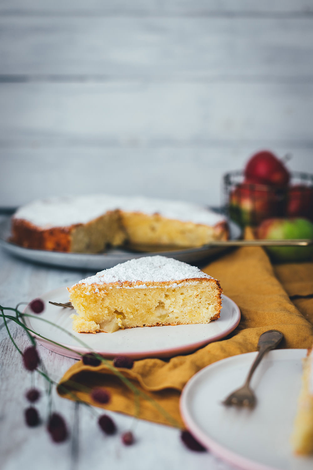 Italienischer Apfelkuchen – Rezept für einen besonders saftigen Kuchen mit säuerlichen Äpfeln, Olivenöl, Ricotta und Zitrone. Ganz einfach umzusetzen und ein super leckeres Apfel-Rezept! | moeyskitchen.com