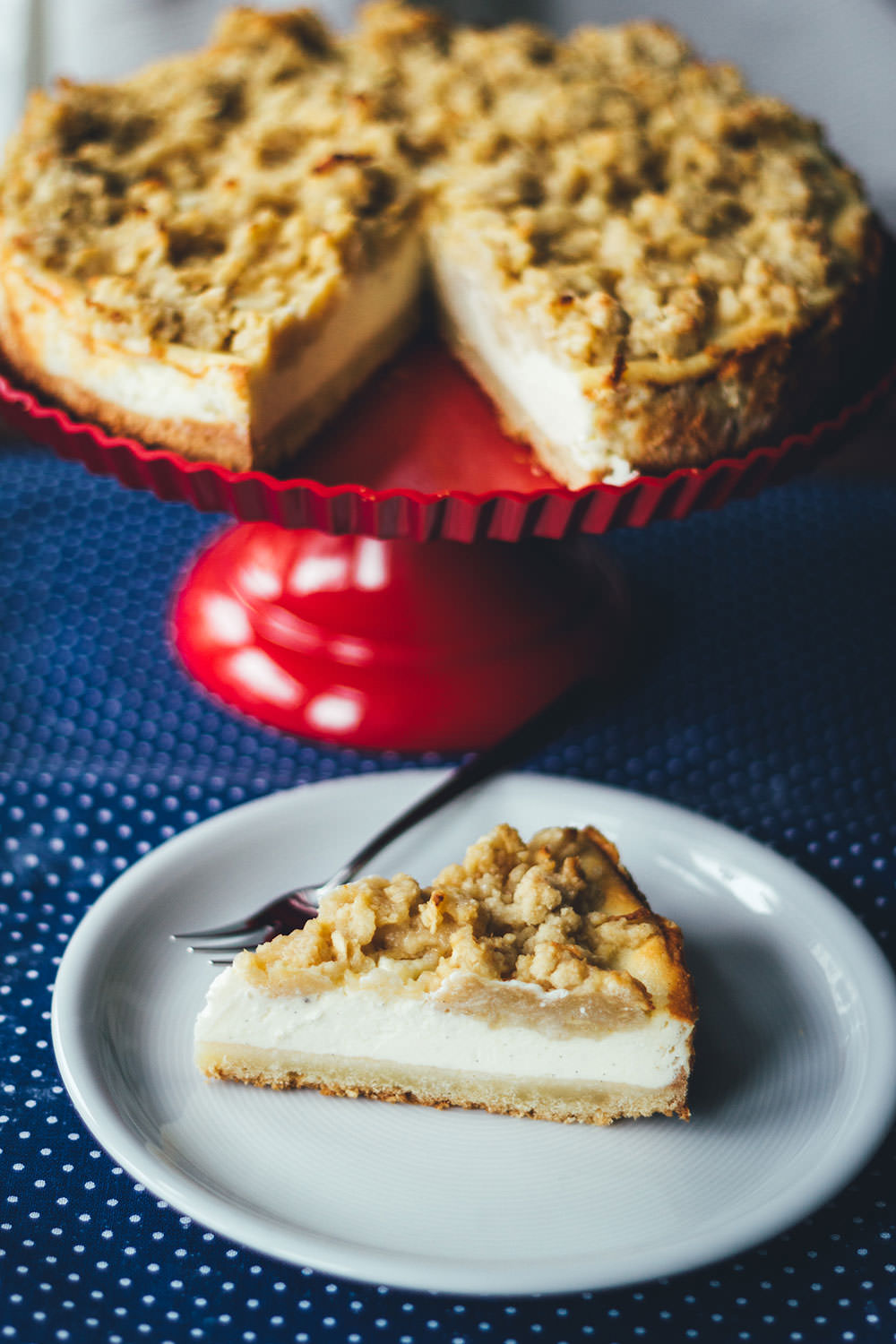 Rezept für Vanille-Cheesecake mit Apfelstreuseln | typisch amerikanischer Käsekuchen mit saftigen Mürbeteig-Streuseln mit geriebenen Äpfeln | moeyskitchen.com