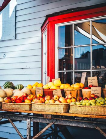 Frisches Obst an einem kleinen Farmstand in Point Reyes Station, Kalifornien