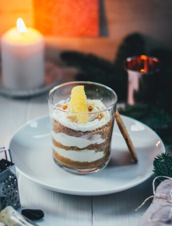 Ein wirklich schnelles und ganz einfaches Dessert für die Weihnachtszeit: Dieses Spekulatius-Dessert mit Orange und Tonkabohne wird aus knusprigem Gewürzspekulatius, frischen Orangenfilets und einer köstlichen Mascarpone-Tonkabohnen-Creme geschichtet – mit wenigen Zutaten zubereitet und ideal für jeden Adventssonntag oder die Feiertage! | moeyskitchen.com