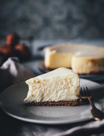 Rezept für den besten New York Cheesecake – cremig, klassisch, ohne Risse. Der Trick: perfekt gedämpft im Thermomix oder Dampfgarer! | moeyskitchen.com