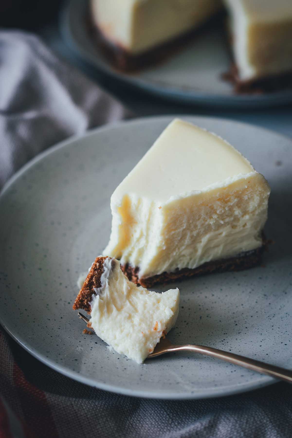 Rezept für den besten New York Cheesecake – cremig, klassisch, ohne Risse. Der Trick: perfekt gedämpft im Thermomix oder Dampfgarer! | moeyskitchen.com