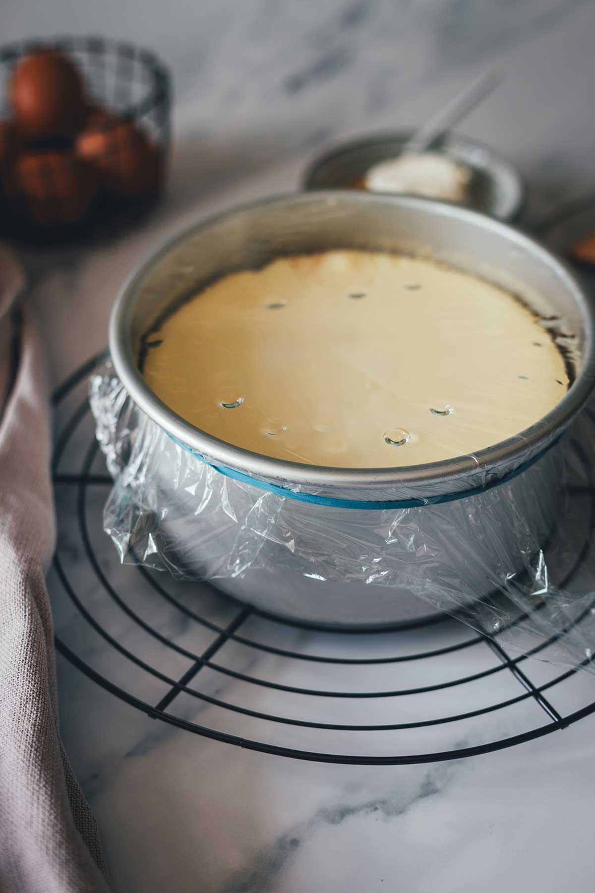 Rezept für den besten New York Cheesecake – cremig, klassisch, ohne Risse. Der Trick: perfekt gedämpft im Thermomix oder Dampfgarer! | moeyskitchen.com