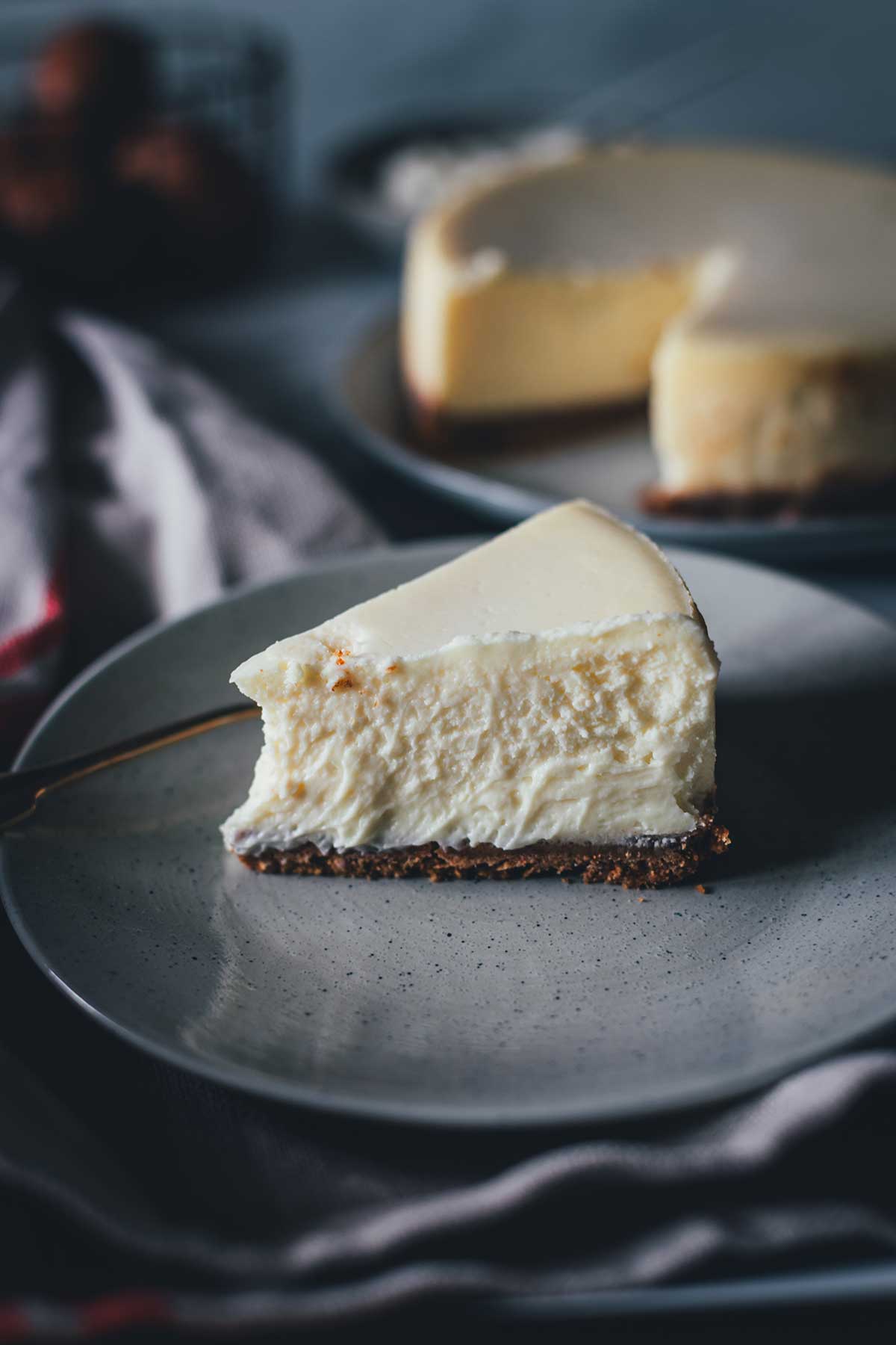 Rezept für den besten New York Cheesecake – cremig, klassisch, ohne Risse. Der Trick: perfekt gedämpft im Thermomix oder Dampfgarer! | moeyskitchen.com