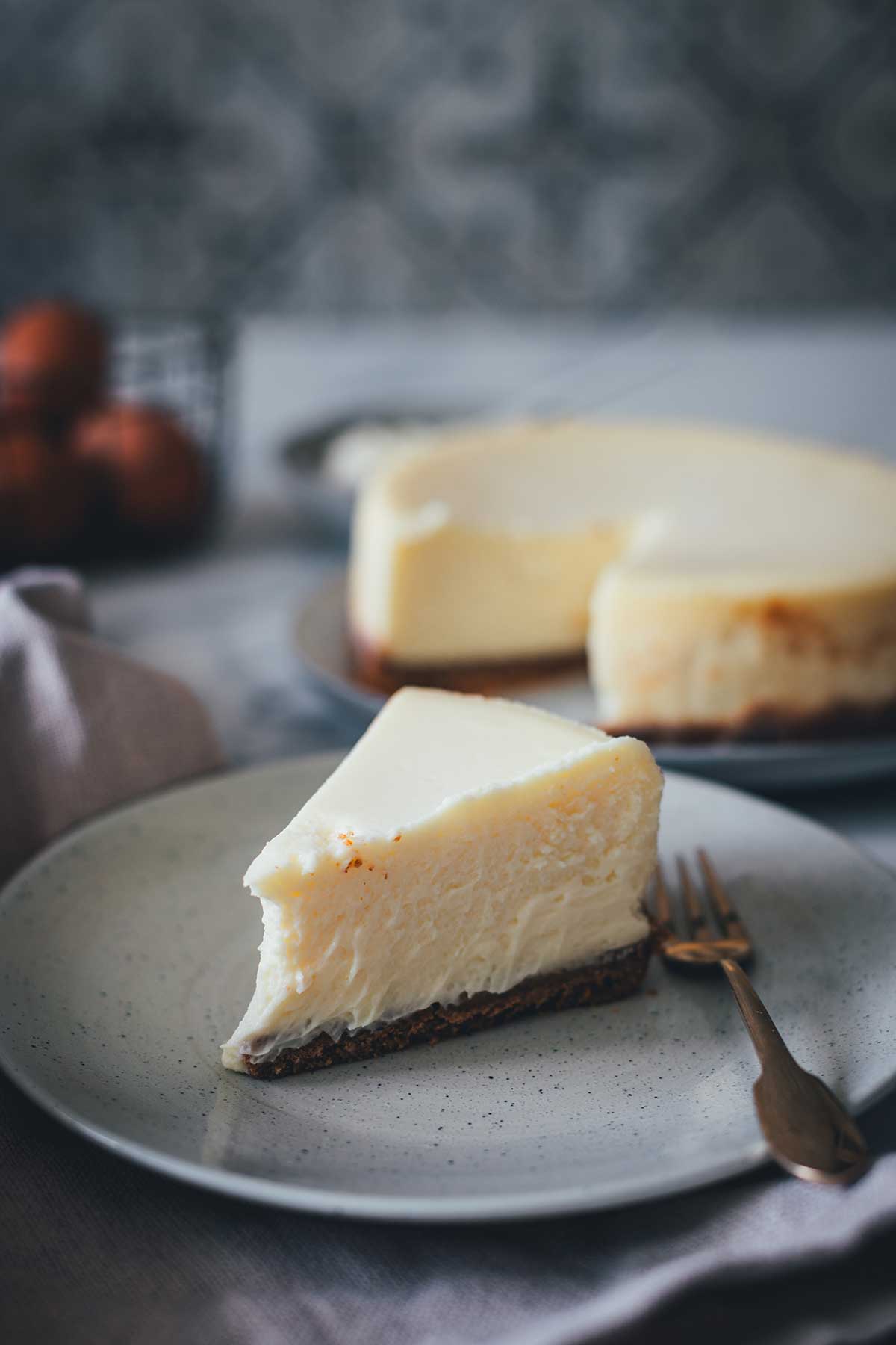 Rezept für den besten New York Cheesecake – cremig, klassisch, ohne Risse. Der Trick: perfekt gedämpft im Thermomix oder Dampfgarer! | moeyskitchen.com