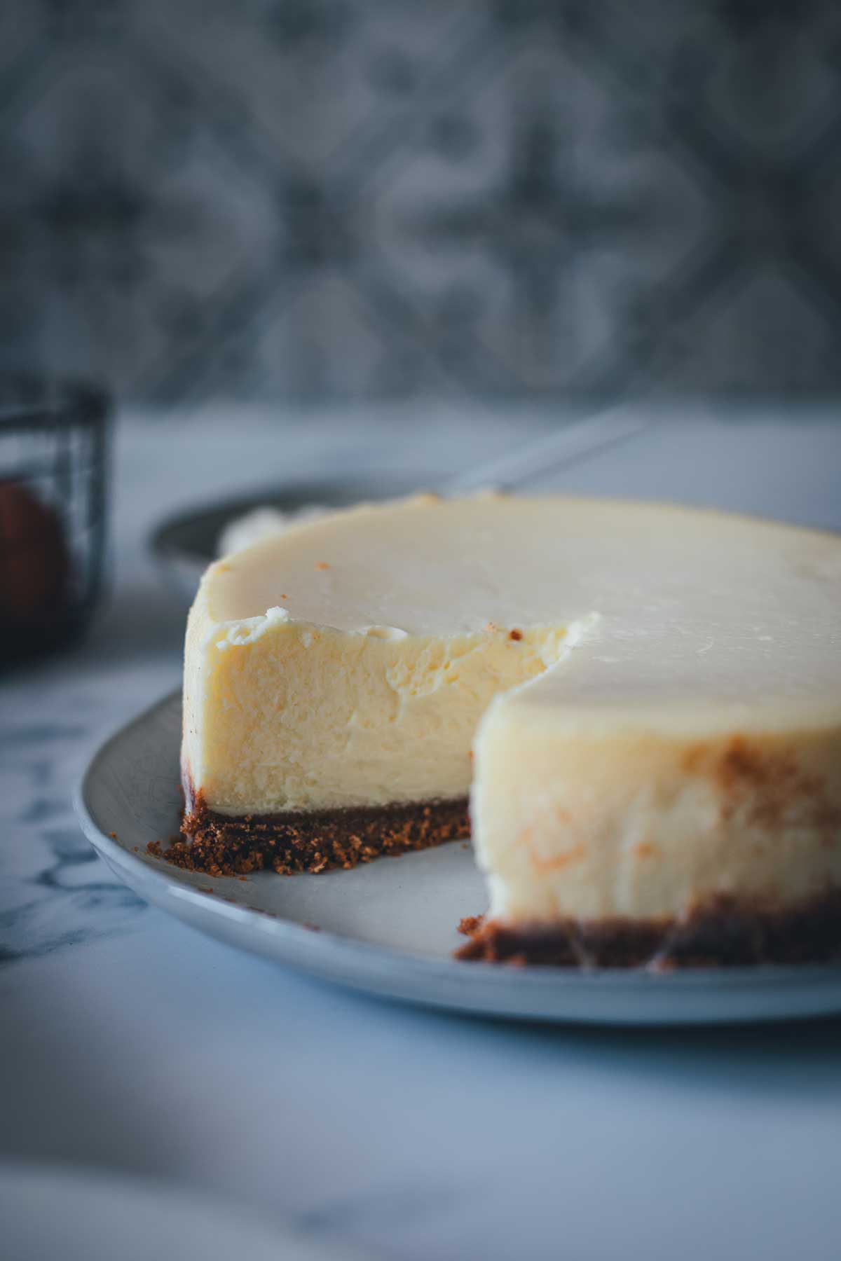 Rezept für den besten New York Cheesecake – cremig, klassisch, ohne Risse. Der Trick: perfekt gedämpft im Thermomix oder Dampfgarer! | moeyskitchen.com